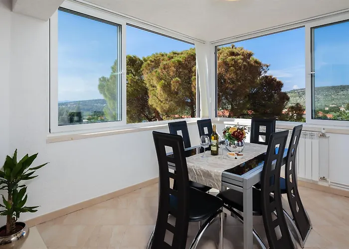 House Andre Nyaraló