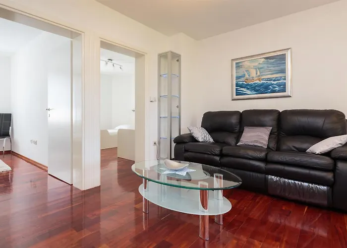 House Andre Nyaraló